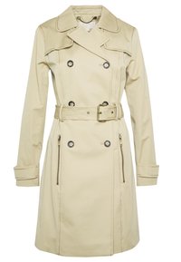 Gabardina beige con diseño de doble botonadura, gran cuello, cintura ceñida con cinturón y bolsillos laterales con cremallera. Presenta costuras visibles y botones brillantes.