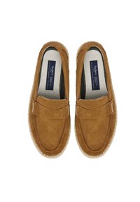 Scarpe slip-on in suede marrone con bordatura cucita, suola in gomma testurizzata e fodera interna liscia. Presentano una punta rialzata e un tacco piatto.