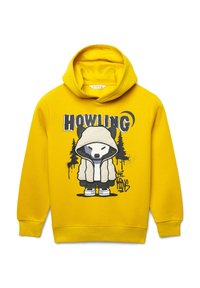 Felpa gialla con cappuccio che presenta una grafica di un lupo a cartoni animati in giacca bianca e soffice, con il testo "HOWLING" sopra e silhouette nere di alberi sullo sfondo.