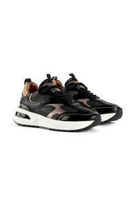 Sneaker atletiche nere e marroni con tomaia testurizzata, dettagli in pelle a contrasto, suola intermedia bianca spessa e suola in gomma con grip.