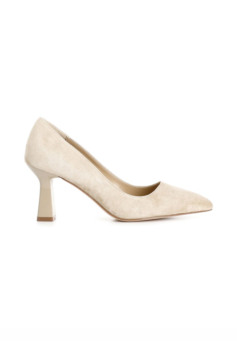 Pump in suede beige con punta affusolata e tacco quadrato traslucido. La scarpa presenta una texture liscia e un design elegante e minimalista.