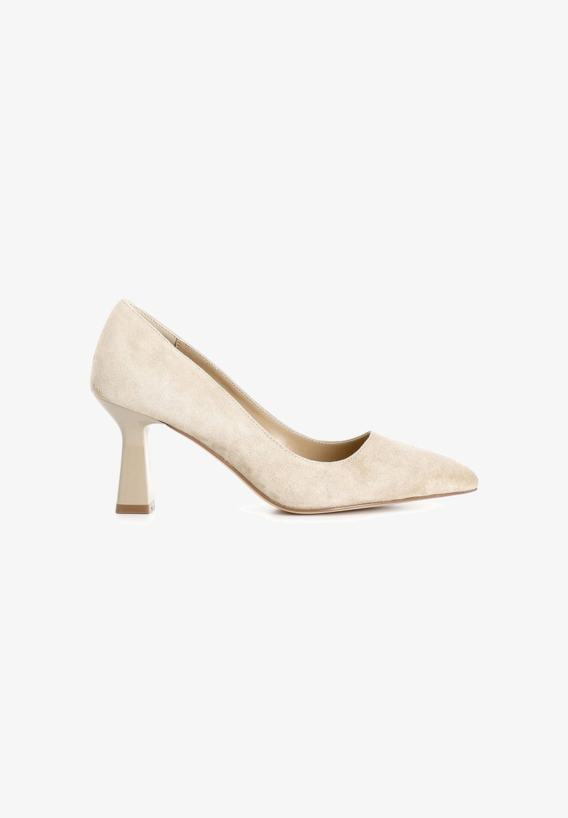 Pump in suede beige con punta affusolata e tacco quadrato traslucido. La scarpa presenta una texture liscia e un design elegante e minimalista.