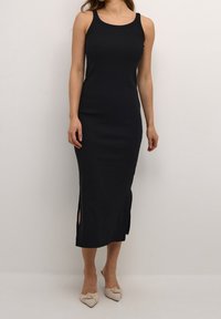 Robe midi noire sans manches, ajustée, avec des fentes latérales et un col rond, fabriquée dans un tissu extensible.