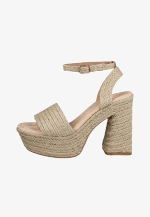 Sandalia de plataforma beige tejida con correa en el tobillo y tacón ancho alto, con textura trenzada en todo el zapato.