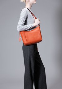 Picard PURE - Umhängetasche - brick