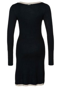 Černé pletené šaty s dlouhými rukávy, žebrovanou texturou, vypasovaným pasem a krémovým lemováním u výstřihu a spodního okraje.