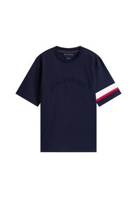 Camiseta de color azul marino con mangas cortas, logo en relieve "HILFIGER" y acentos en rojo, blanco y azul en la manga. Fabricada en tejido de algodón.