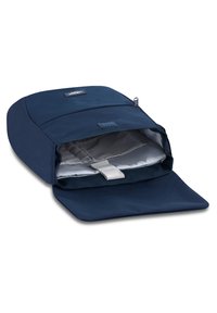 Kék hátizsák tartós anyagból, cipzáras rekesszel, világosszürke belső térrel és csatpánttal a tárgyak rögzítésére.