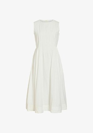 Robe midi blanche sans manches avec des détails plissés sur le corsage et une jupe évasée, confectionnée dans un tissu léger.