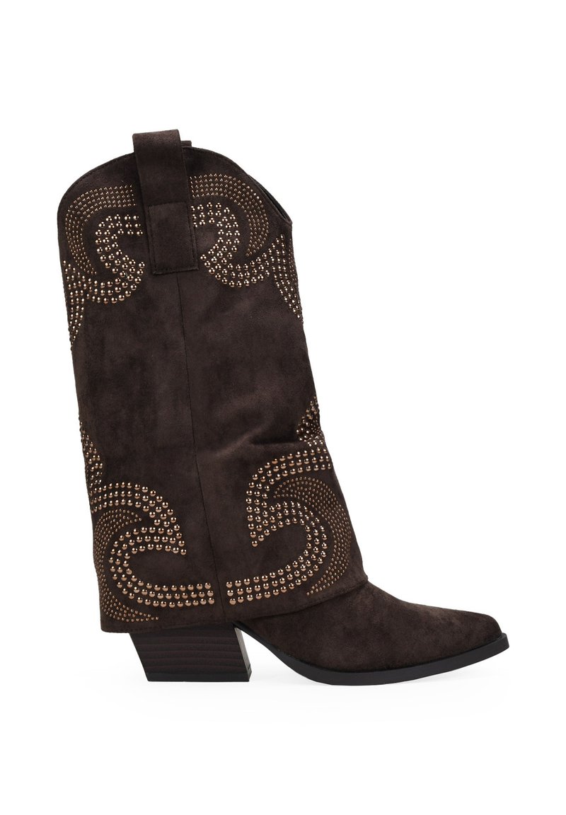 Botas de vaquero de ante marrón con puntera afilada, remaches metálicos decorativos en un patrón en espiral y un tacón apilado para mayor estabilidad.