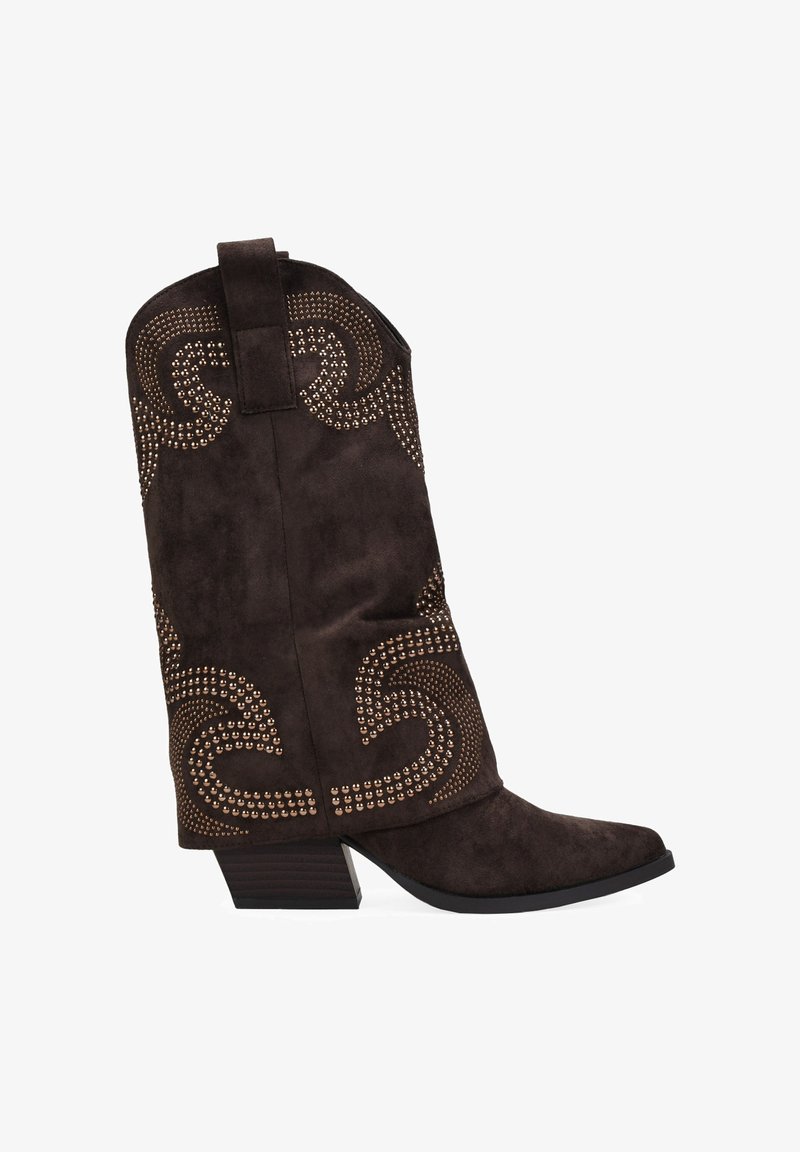 Botas de vaquero de ante marrón con puntera afilada, remaches metálicos decorativos en un patrón en espiral y un tacón apilado para mayor estabilidad.