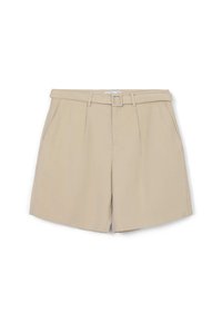 Shorts beiges avec une ceinture, braguette à fermeture éclair, plis à l'avant et poches latérales. Le tissu semble lisse avec un design propre et ajusté.