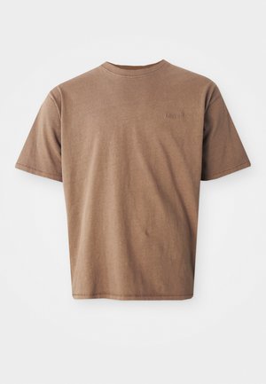 Tricou din bumbac maro cu guler rotund, mâneci scurte și un logo brodat discret în zona pieptului stâng. Textură netedă, croială lejeră.