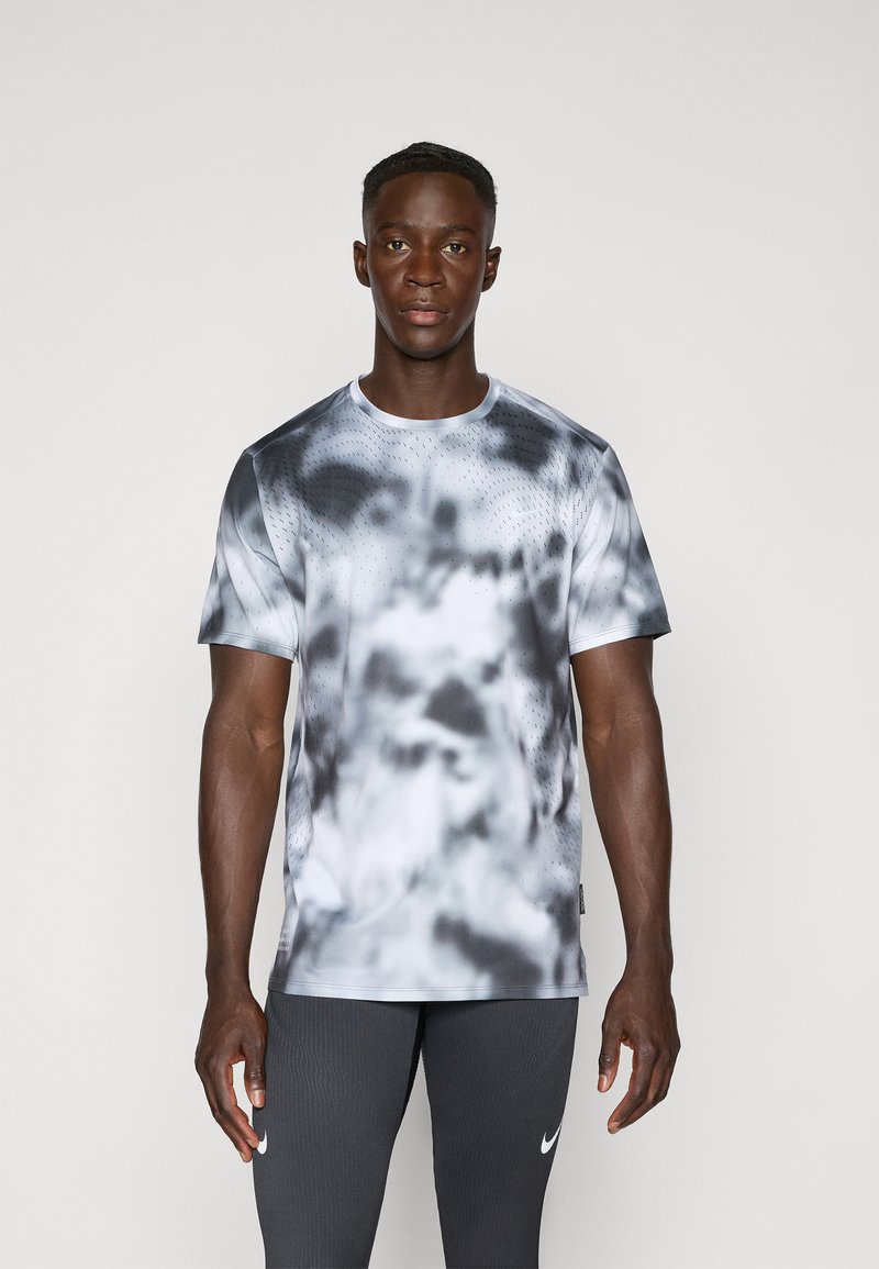 Herre kortermet treningstopp i grå og hvit tie-dye-mønster. Har rund hals og teksturert stoff med små perforeringer.