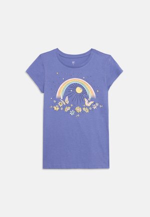 Camiseta de manga corta morada con un diseño gráfico en el frente que incluye un arcoíris, sol, mariposas, estrellas y flores.