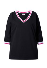 Sort V-hals skjorte med trekvartærmede, med lyserøde og hvide stribeaccenter ved kraven og ærmekanterne. Blød stoftekstur.