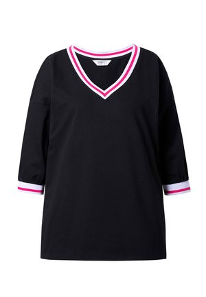 Schwarzes V-Ausschnitt-Shirt mit dreiviertel langen Ärmeln, mit pinken und weißen Streifenakzenten am Kragen und an den Ärmelsäumen. Weiche Stofftextur.