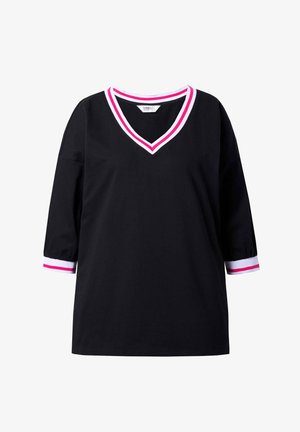 Schwarzes V-Ausschnitt-Shirt mit dreiviertel langen Ärmeln, mit pinken und weißen Streifenakzenten am Kragen und an den Ärmelsäumen. Weiche Stofftextur.