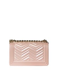 Borsa a tracolla con motivo a zigzag rosa, realizzata in materiale lucido, dotata di una catena dorata e di una forma rettangolare con dettagli di design testurizzati.