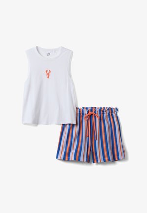 Top blanco sin mangas con estampado naranja de langosta combinado con pantalones cortos a rayas verticales en azul, naranja y blanco con cintura ajustable con cordón.