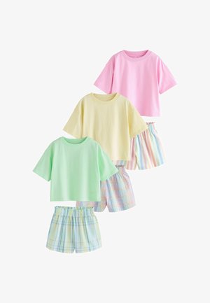 Tri kompleta dječjih kratkih majica u ružičastoj, žutoj i mint boji, upareni s kratkim hlačama s elastičnim strukom u pastelnim prugama i karo uzorcima.