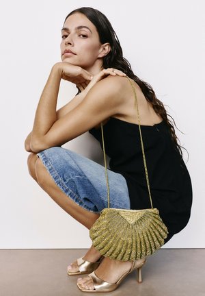 PULL&BEAR, CROSSBODY BAG - Pochette - gold-coloured