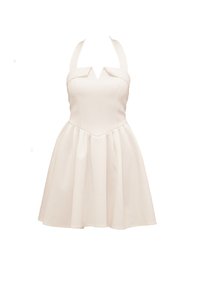 Weißes Halterkleid mit tailliertem Oberteil, V-Ausschnitt und ausgestellt Rock. Glatte Textur und minimalistisches Design, ohne Muster.