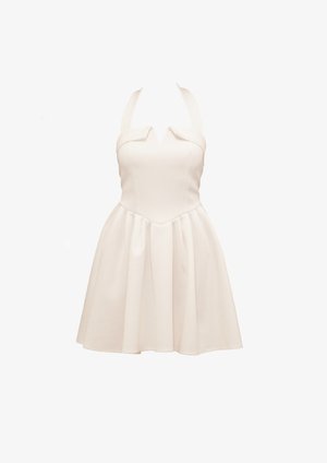 Vestido branco com decote halter, corpete justo, decote em V e saia evasé. Textura suave e design minimalista, sem padrões.