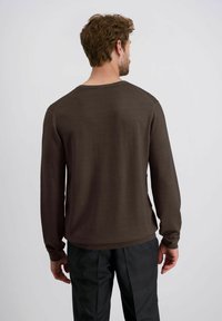 Brauner Longsleeve-Pullover mit Rundhalsausschnitt und gerippten Bündchen. Hergestellt aus einem weichen Material, zeichnet er sich durch eine glatte Textur und einen geraden Schnitt aus.