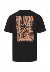 Juodas marškinėliai su dideliu oranžiniu ir juodu raštuotu piešiniu nugarėlėje, o apačioje yra tekstas "PROTEST SPORTSWEAR".