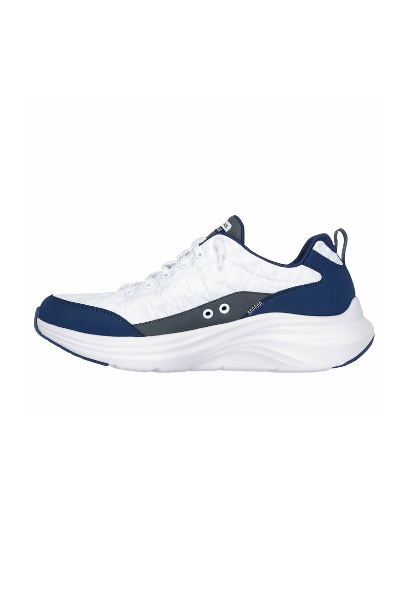 Scarpe sportive con una tomaia in rete bianca, dettagli in pelle blu navy, suola spessa bianca e motivi testurizzati sui lati per un tocco di dettaglio in più.