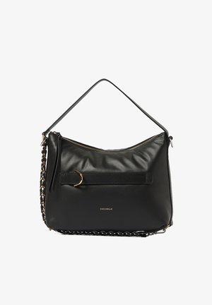 Borsa a tracolla in pelle nera con chiusura principale a zip, tasca frontale piatta, dettagli in metallo dorato e catena come tracolla.