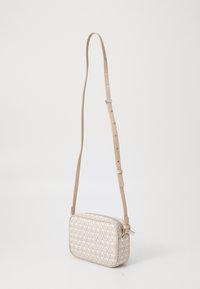 Borsa a tracolla beige con tessuto texturizzato e motivo geometrico. Presenta una lunga tracolla regolabile e una chiusura con zip.
