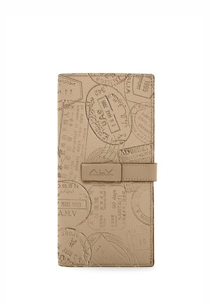 Portafoglio in pelle color marrone tenue con un design in rilievo che richiama i timbri di viaggio, chiuso con una fascia abbinata e un sottile logo. Superficie texture.