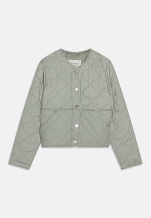 Lysegrå quiltet jakke med lange ærmer, rund halsudskæring, knaplukning med trykknapper og diskret bølget syningsmønster.