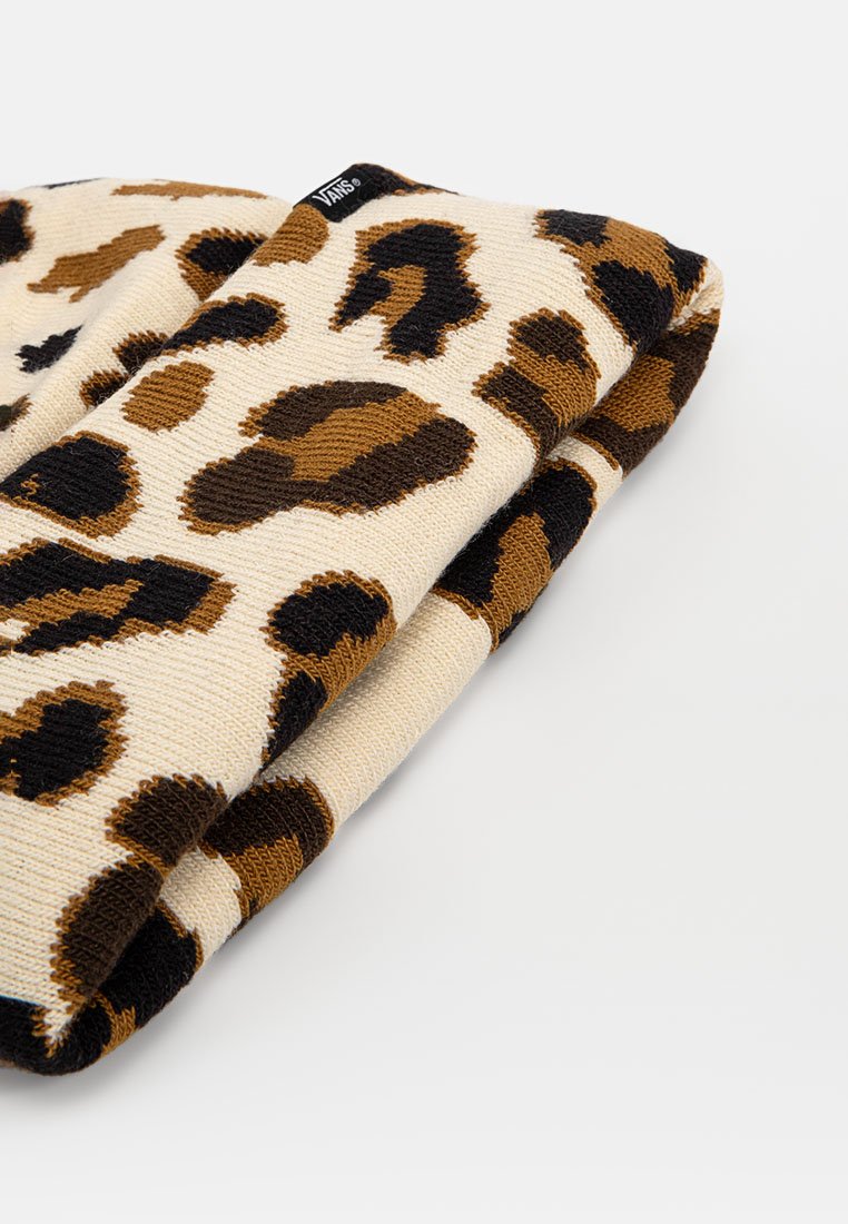 Sciarpa con stampa leopardata su base beige, caratterizzata da macchie nere e marroni. Tessuto a maglia texturizzato, piegato, che mette in risalto il suo motivo. Etichetta del marchio visibile.