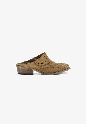 Mule in camoscio marrone slip-on con tacco basso impilato e dettagli decorativi traforati sulla tomaia.