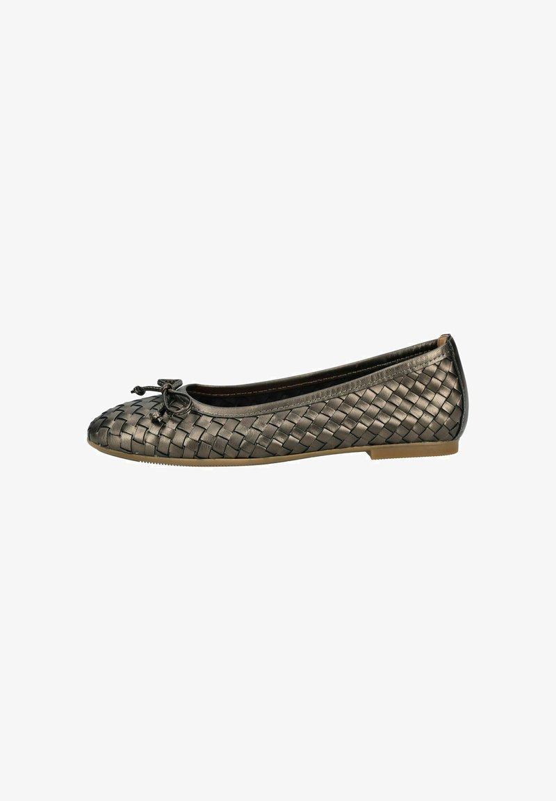 Ballerine plate en cuir tressé brun foncé avec bout arrondi, petit nœud décoratif et semelle en caoutchouc plate.