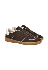 Zapatillas de ante marrón con acentos en blanco y suela de goma. Diseño de cordones con punta redonda y líneas minimalistas.