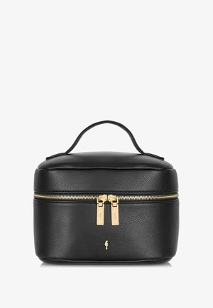 Czarna skórzana kosmetyczka o fakturowanym wykończeniu, okrągłym kształcie, uchwycie na górze oraz podwójnych złotych suwakach zapewniających bezpieczne zamknięcie.