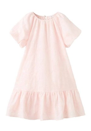 Vestido rosa pálido con mangas cortas, escote redondo y bajo con volantes en capas. Presenta un patrón floral en relieve y cierre trasero con cremallera.