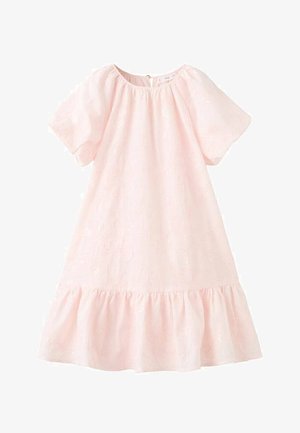 Vestido rosa pálido con mangas cortas, escote redondo y bajo con volantes en capas. Presenta un patrón floral en relieve y cierre trasero con cremallera.