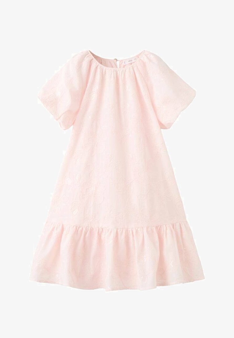 Světle růžové šaty s krátkými rukávy, kulatým výstřihem a vrstveným volánovým lemem. Má květinový reliéfní vzor a zapínání na zip na zádech.