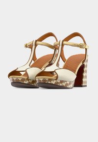 Πλατφόρμα σανδάλια με ανοιχτές μύτες, με χρυσό λουράκι και διακοσμητικά σχέδια σε καφέ και κρεμ, με χοντρό τακούνι και υφασμένο καφέ εσωτερικό πάτο.