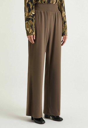 Pantaloni marroni a gamba larga realizzati in un tessuto liscio e leggero. Presentano una vita arricciata con elastico e un design a lunghezza intera.