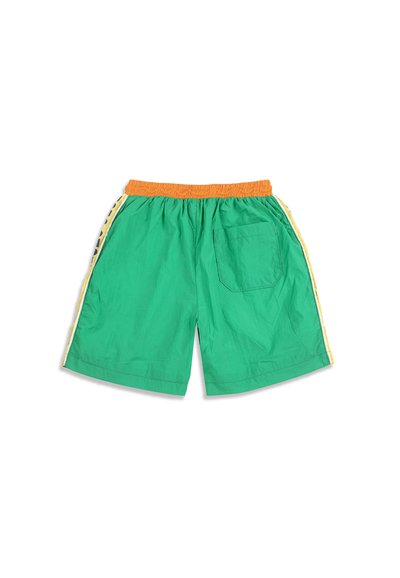 Shorts verts avec taille élastique orange, bandes latérales jaunes et une seule poche arrière sur fond blanc.