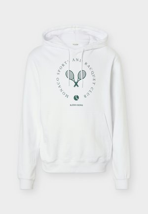 Bílá mikina s kapucí a přední kapsou, stahovací šňůrkou na kapuci a zelenými tenisovými raketami a míčkem jako logo s nápisem "Monaco Sport and Racquet Club".