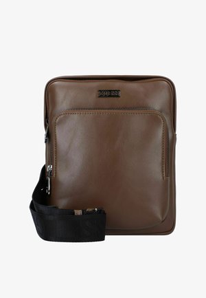 Borsa a tracolla in pelle marrone con tasca anteriore con zip, tracolla nera regolabile e un logo discreto sul fronte. Design compatto e rettangolare.