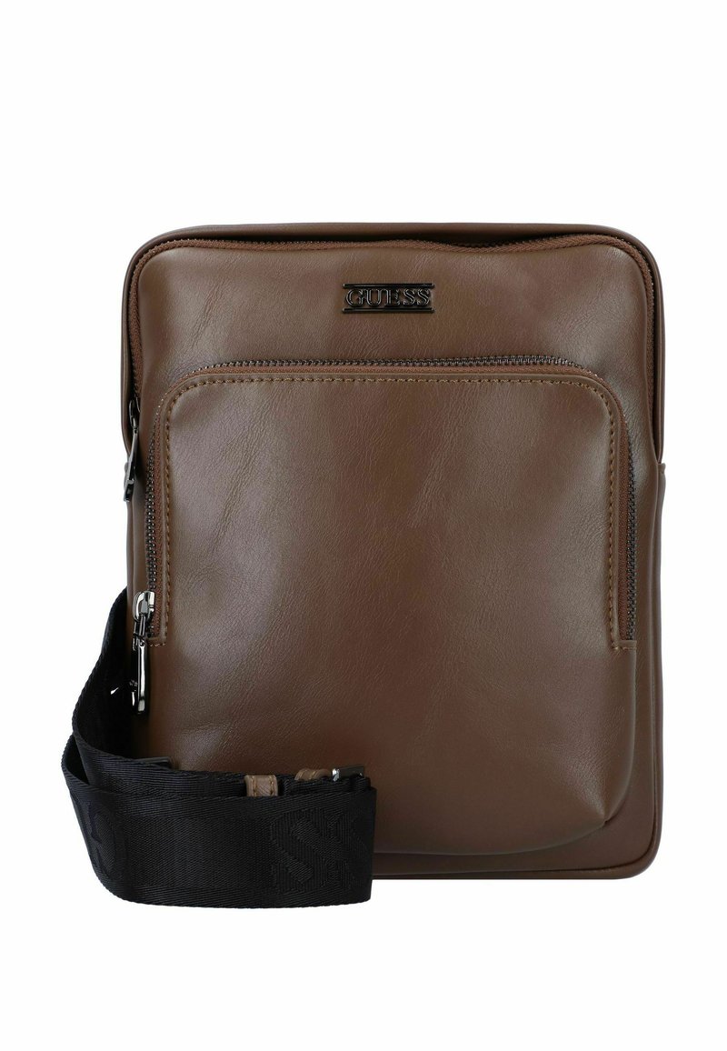 Borsa a tracolla in pelle marrone con tasca anteriore con zip, tracolla nera regolabile e un logo discreto sul fronte. Design compatto e rettangolare.