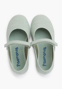 Světlezelené plátěné baletní boty s texturovaným povrchem, kulatou špičkou a páskem přes nárt. Vnitřek obsahuje modré branding.